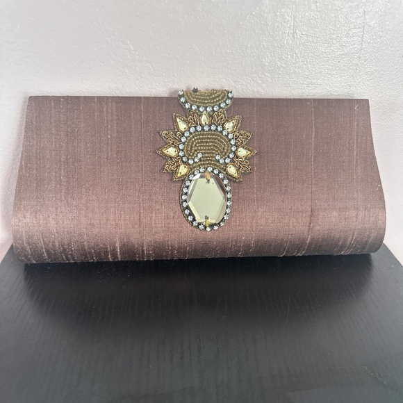 Sunbeams India Handbags - Elegant hand-embroidered clutch in brown